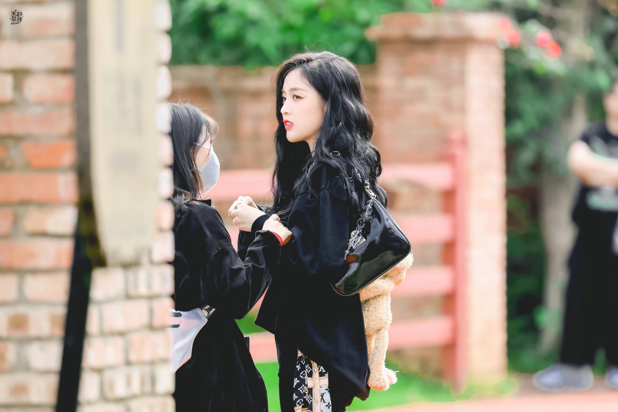 吴宣仪跳德善的狗腿舞