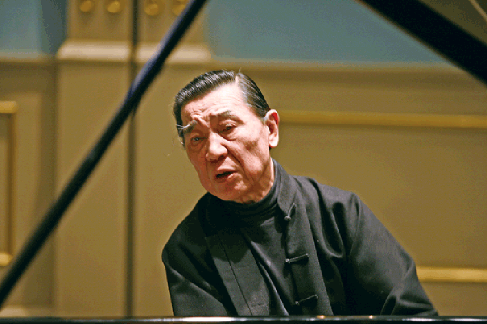 在老静安的一家私房菜馆,我的一位长辈做东宴请傅老,我忝陪末座