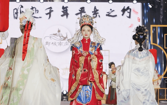 这儿有全国第一场沉浸式汉服实景走秀,也有"卧龙秘宝前传之风起平沙