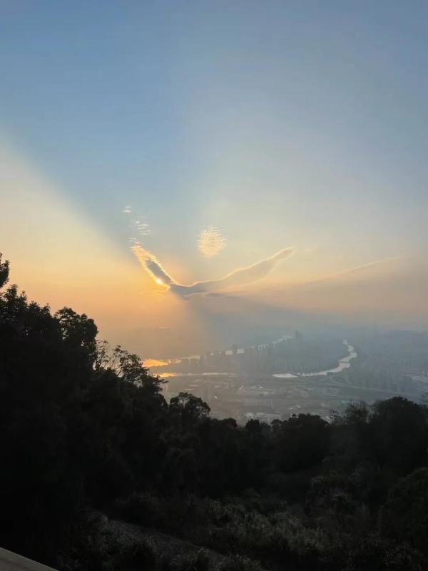 壮观福建现大鹏展翅云彩仿佛飞过落日