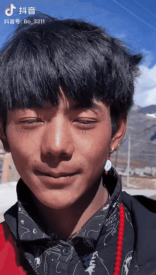 丁真,这位来自四川甘孜的"甜野男孩",自2020年11月走红以来,与他相关