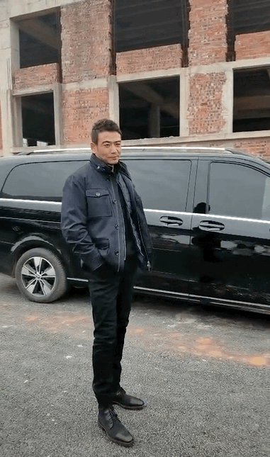 杨烁回老家 和友人在路边聊天被拍 本人跟电视上差距也太大了吧