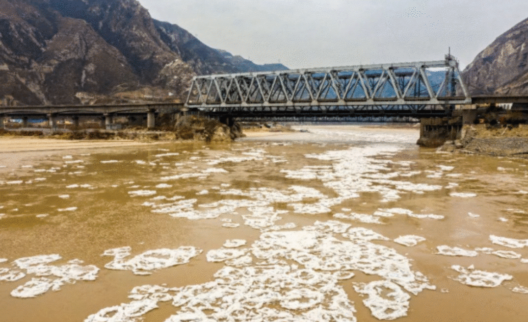 往日一泻千里的河流带着流凌滚滚而下更添气势壮观的美景让人不禁感叹