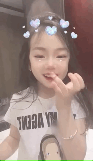 戚薇晒6岁女儿视频为其庆祝生日lucky对镜比心卖萌超可爱