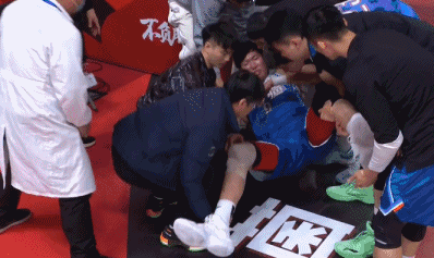 周琦右膝受伤，三个慢镜接原委，不幸中有一万幸_腾讯新闻