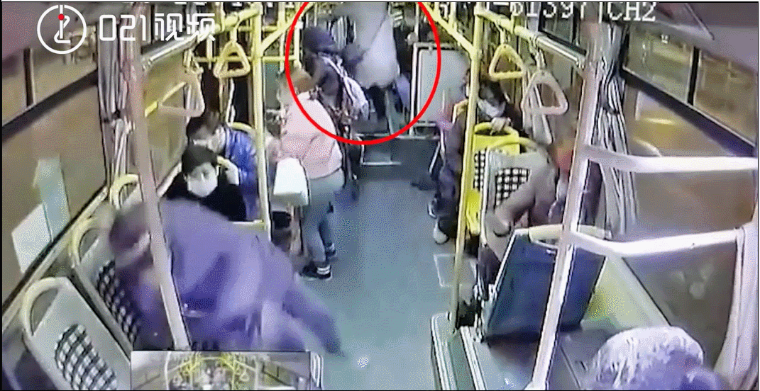 痛心!公交急刹车,女子被甩出2米远不治身亡