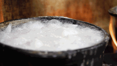 燃气灶在烧煮食物时,汤汁溢出或流入出火孔内,将火孔堵塞,也会导致