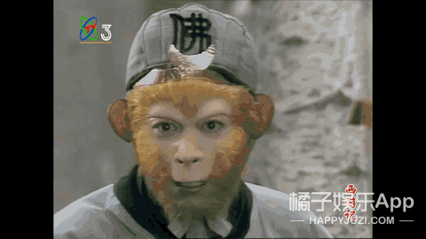 肩披红斗篷,一杆红缨枪在手,桃心头