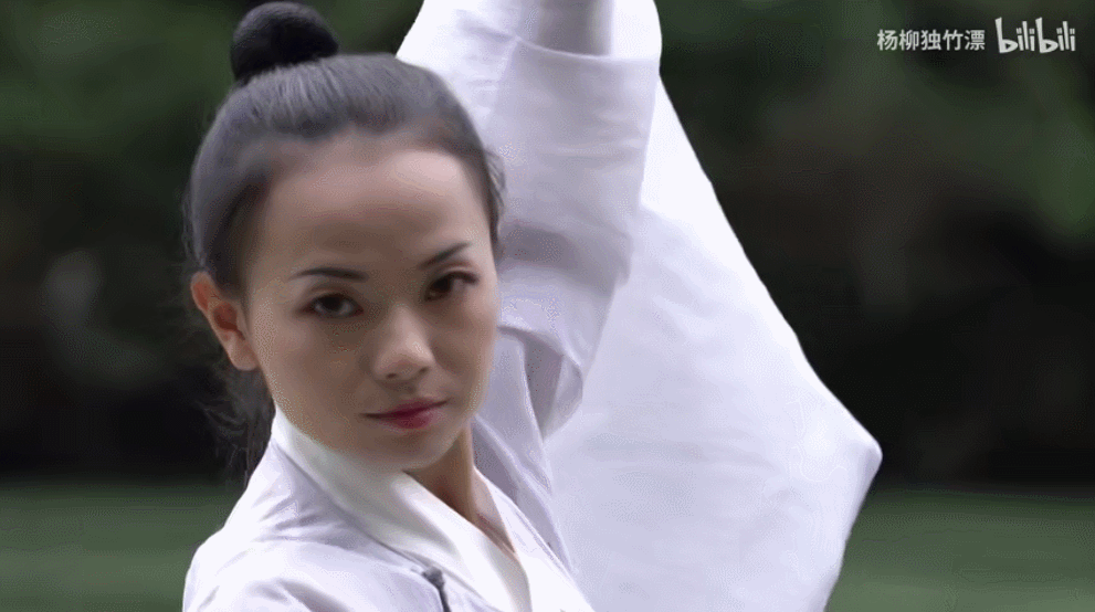 95后轻功水上漂姑娘走红外媒修炼千年绝技17年变身仙女下凡