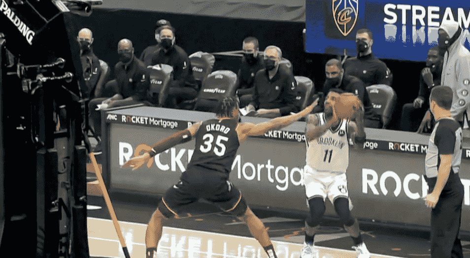 哈登胯下连线欧文!双核合砍20分仍无用:篮网单节丢34分陷落后