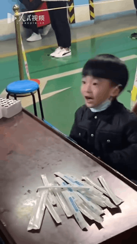 汴梁关注|人类幼崽是怎么做核酸检测的?"啊啊啊啊啊啊啊啊～"
