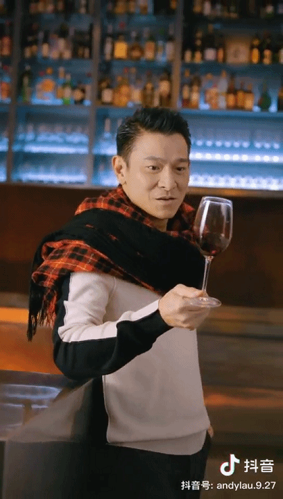 60岁刘德华玩抖音"上瘾",把衬衫当围脖求关注,喝红酒摇杯真帅!