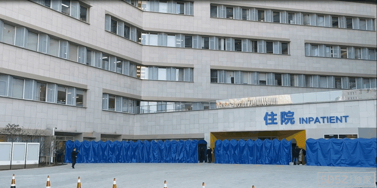 早上7点开始排队感受下今天独墅湖医院门口的队伍核酸检测高峰期来了