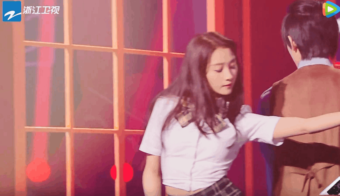 《王牌6》开播,关晓彤秀恩爱跳舞《敏感》,贾玲cue鹿晗为老鹿