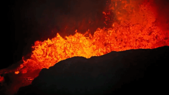 炙热的岩浆从火山口和地壳裂缝中喷涌而出,以摧枯拉朽之势摧毁掉所有