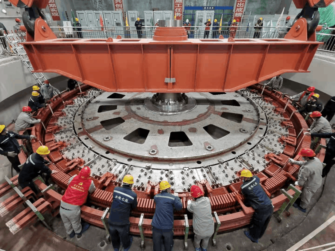 西藏最大内需水电站首台机组完成转子吊装