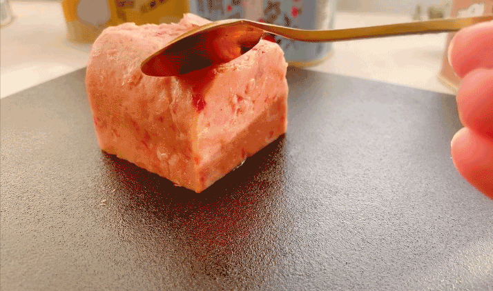 放入口中,真的是应了同事那句话,不试过它真的会后悔,这才是午餐肉啊!