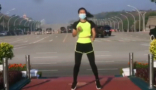 缅甸女子在室外跳健美操 意外录下身后巨变一幕！