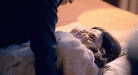 除了吻以外,还有卷着床单滚在一起的高甜戏码.