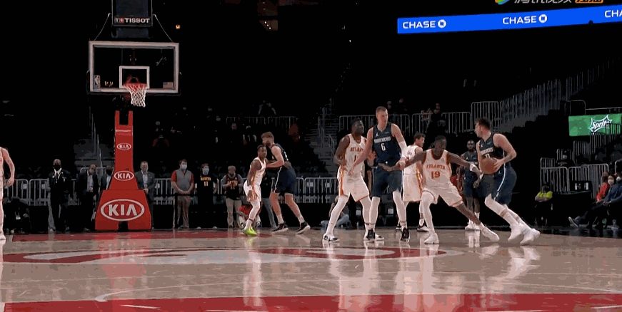 罚球10中10,1秒压哨三分!东契奇完胜杨,赛后两人紧紧拥抱都笑了