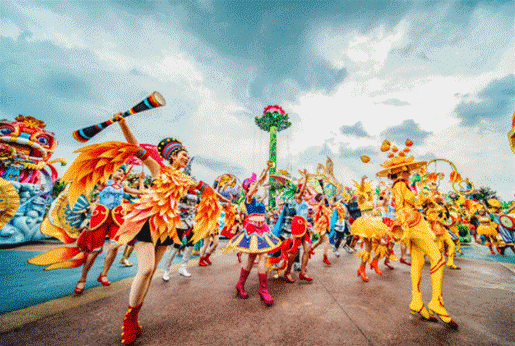 精灵领着花车缓缓而来新春盛大炫彩花车巡游即将启航广州融创文旅城