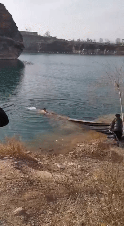 人奋力往岸边游姚森紧紧抓住落水者的衣服一头扎进冰冷的河水中姚森把