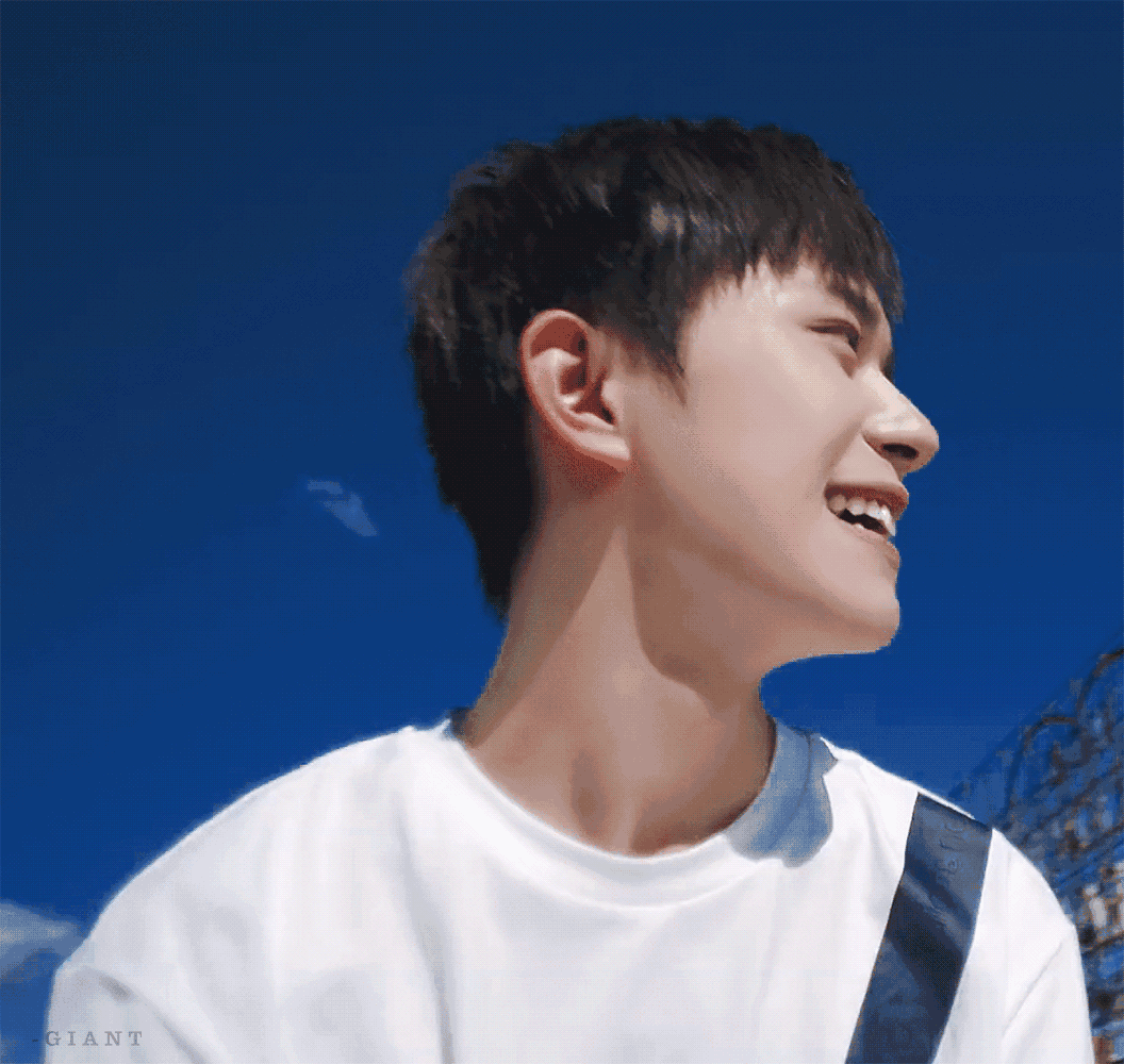 易烊千玺动图大放送 优越的侧脸花式笑容 这波操作我爱了!_腾讯新闻