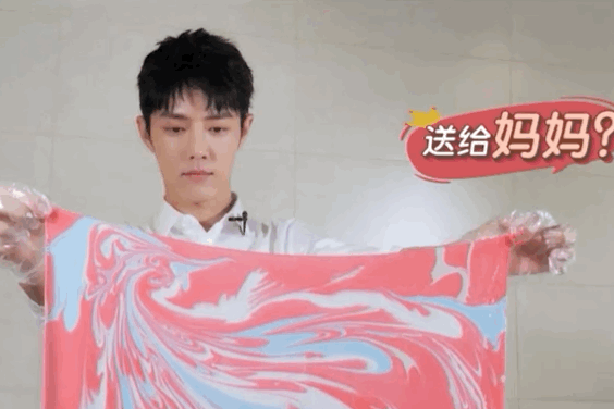 刚刚参加完北京春晚的肖战,在后台用水拓亲手制作了专属情人节礼物