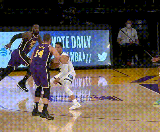 空中暂停摆好角度詹姆斯满弓蓄力秀出超级大战斧这才叫扣篮呀