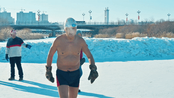 冬泳|追光｜75岁又怎样！“文艺青年”变身“极寒泳士”