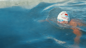 冬泳|追光｜75岁又怎样！“文艺青年”变身“极寒泳士”