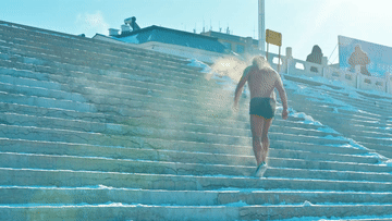 冬泳|追光｜75岁又怎样！“文艺青年”变身“极寒泳士”