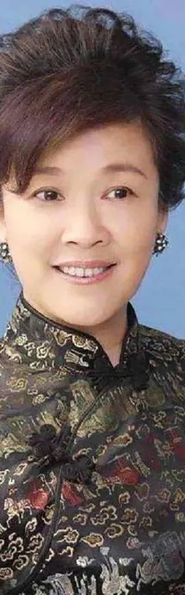 她是國家一級演員結婚34年未生育卻在61歲當奶奶的年紀當了媽