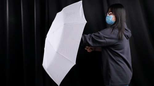 雨水|收伞不湿、一键开合，自带照明夜灯的黑科技反向伞，雨天也优雅