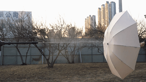 雨水|收伞不湿、一键开合，自带照明夜灯的黑科技反向伞，雨天也优雅