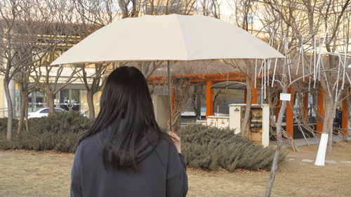 雨水|收伞不湿、一键开合，自带照明夜灯的黑科技反向伞，雨天也优雅