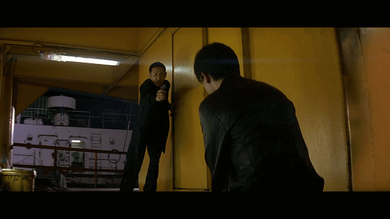 马脸姐和大华半夜逃出酒店,却被刘爷的打手围攻,两方火拼,刀光剑影