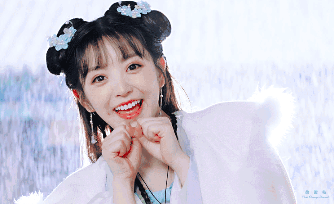 女主角田曦薇不愧是含糖100%的甜妹,剧中的古装造型清新可人,空气