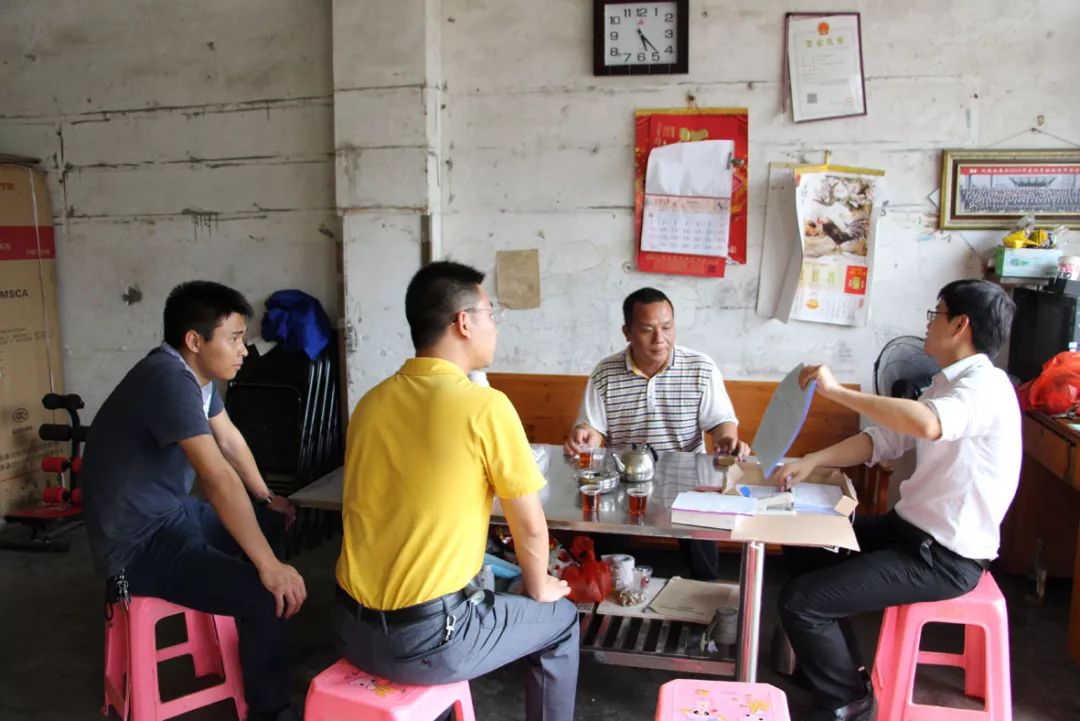 银企联手,助养猪老板们发财022017年新年伊始,集团董事长廖方红应中山