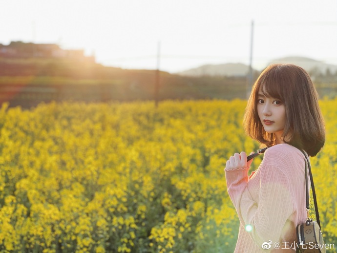 初恋感满满!腾讯美女体育主播徜徉花海 齐肩短发清纯可人