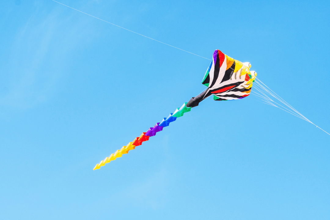 据悉,放飞一条50米的巨龙风筝发出类似引擎般的声音,点燃现场在急剧