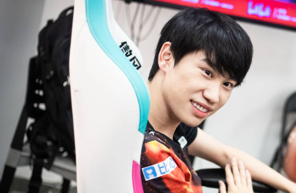 观战的硬币哥带来好消息 fpx有望崛起-英雄联盟官方网站-腾讯游戏