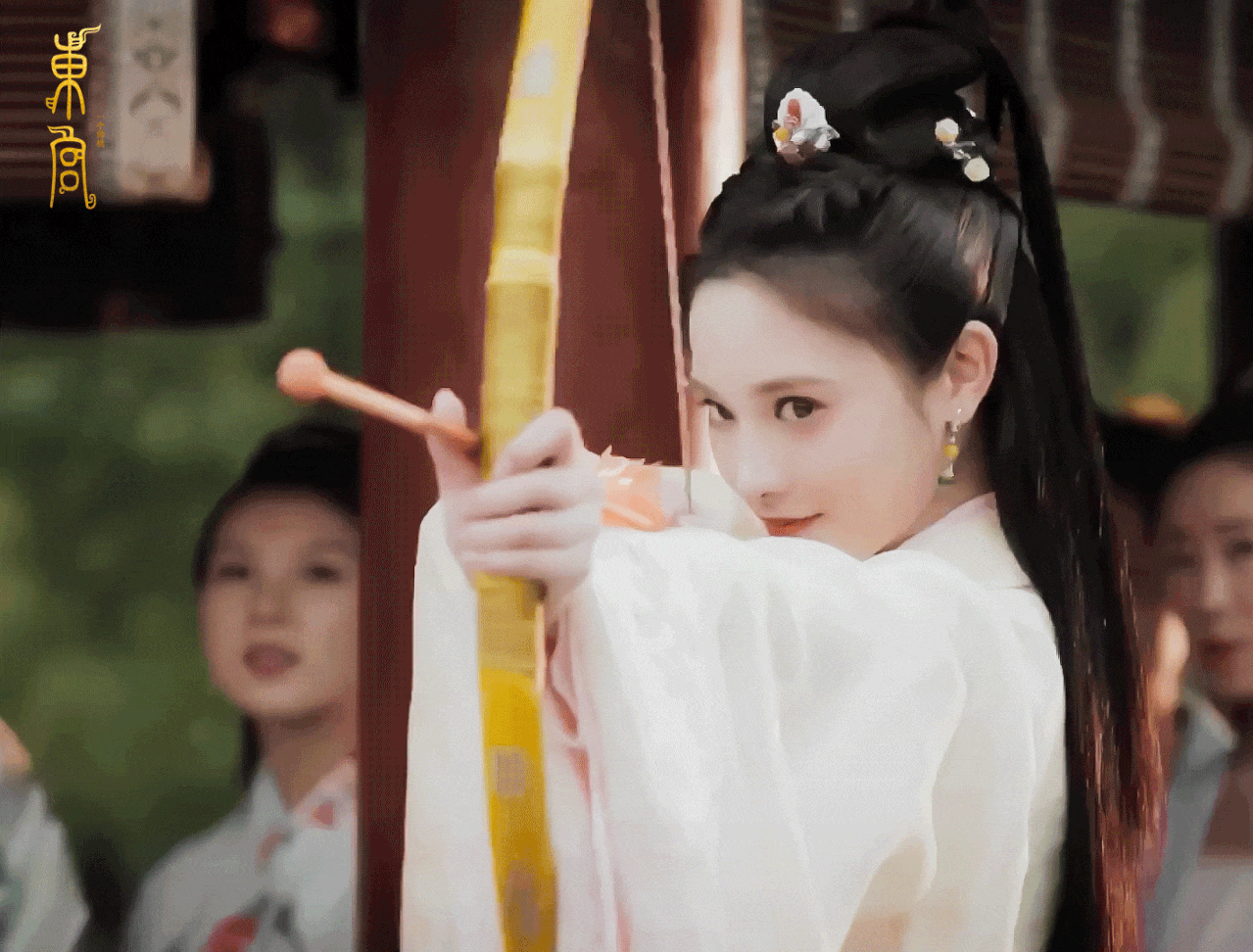 里的小枫,和赵瑟瑟比射箭,自信的样子真是讨人喜欢,不愧是西州的公主