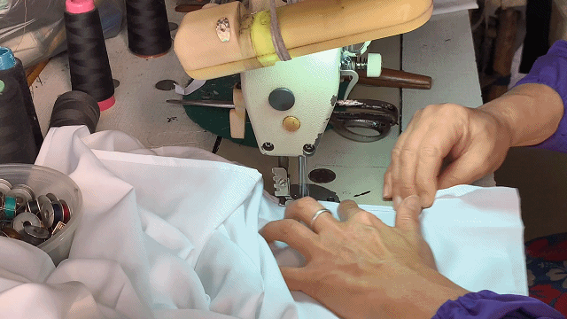 "全程紧盯针机,连小编进店娴熟地匀速移动布料左右手配合缝纫机穿线的