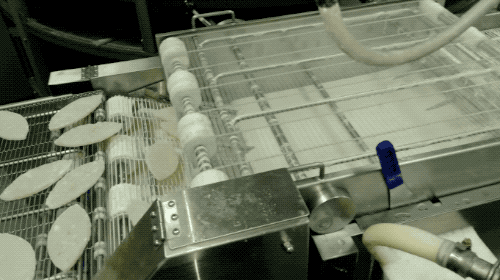 鸡块|为什么鸡块裹面糊时，明明只淋了表面，底面也能被裹好？