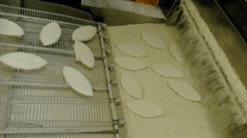 鸡块|为什么鸡块裹面糊时，明明只淋了表面，底面也能被裹好？