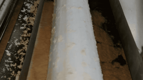 鸡块|为什么鸡块裹面糊时，明明只淋了表面，底面也能被裹好？