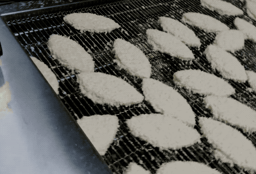 鸡块|为什么鸡块裹面糊时，明明只淋了表面，底面也能被裹好？