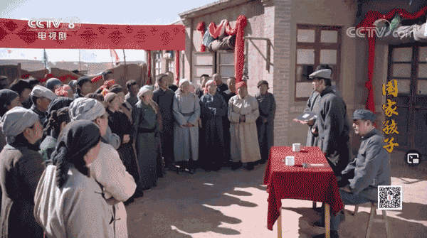 据中新社报道,牧民们听到消息后,纷纷骑着马,赶着勒勒车(蒙古式牛车)