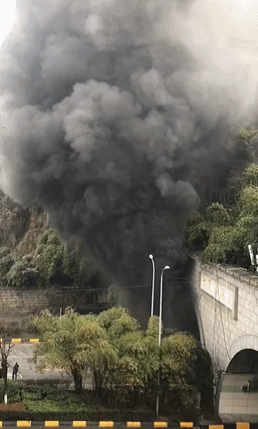 突发贵阳一隧道内公交车发生自燃群众紧急疏散